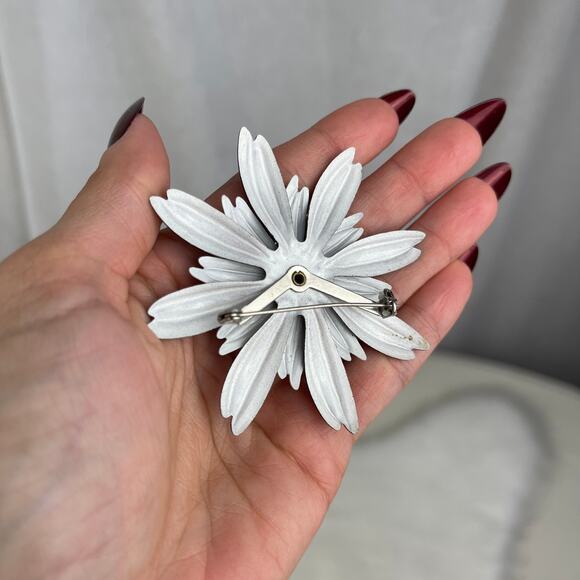 VTG 1960’s Black White Daisy Flower Brooch Pin Metal & Enamel Mod Style 60’s - Picture 16 of 16